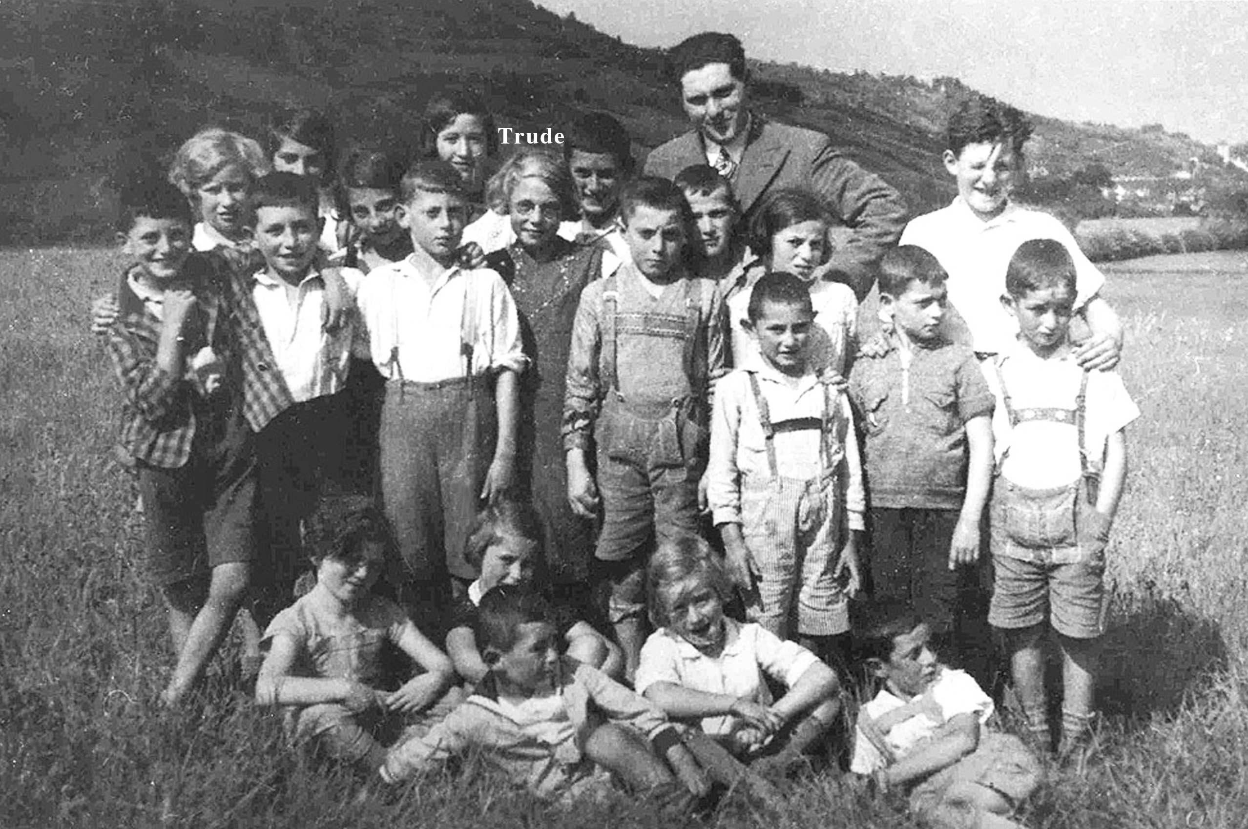 Field trip of Rexingen's Jewish elementary school, about 1934-35.
