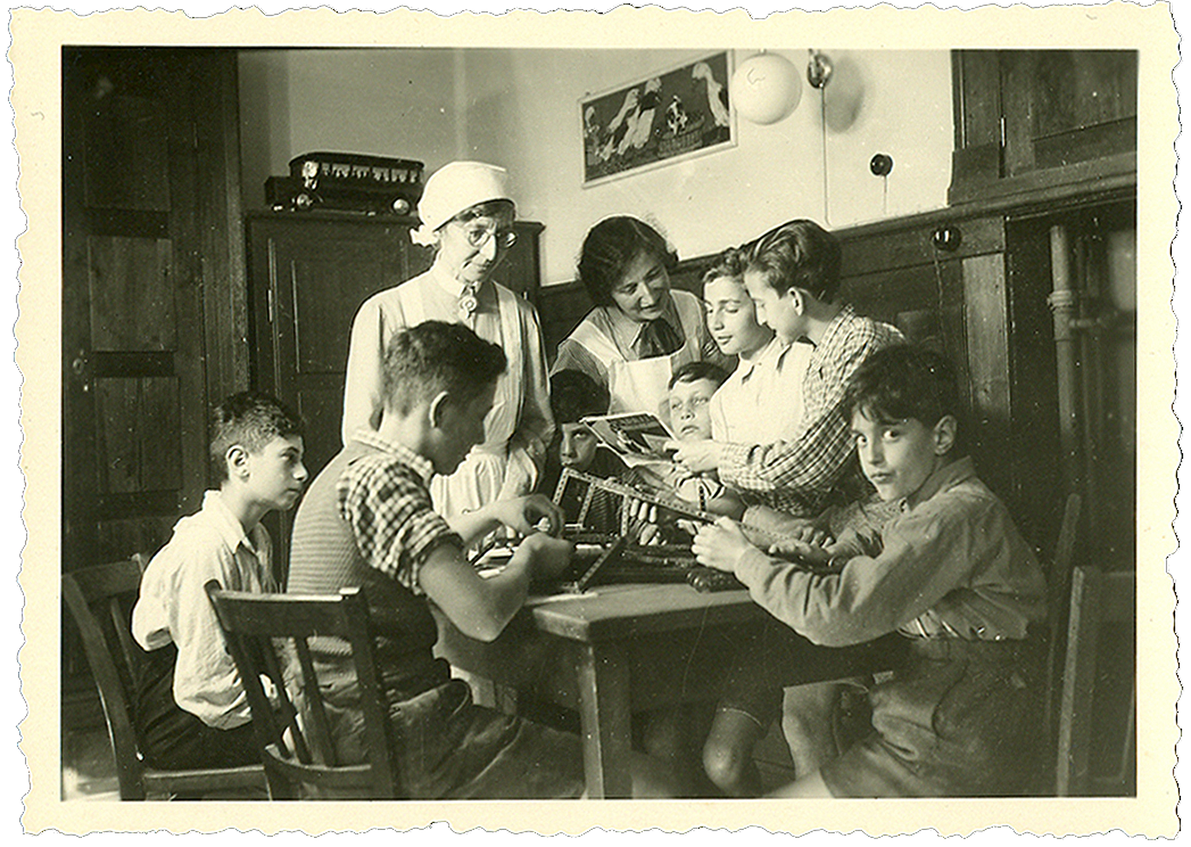 Jewish children and their caretakers in the Friedrich-Luisen-Hospiz.