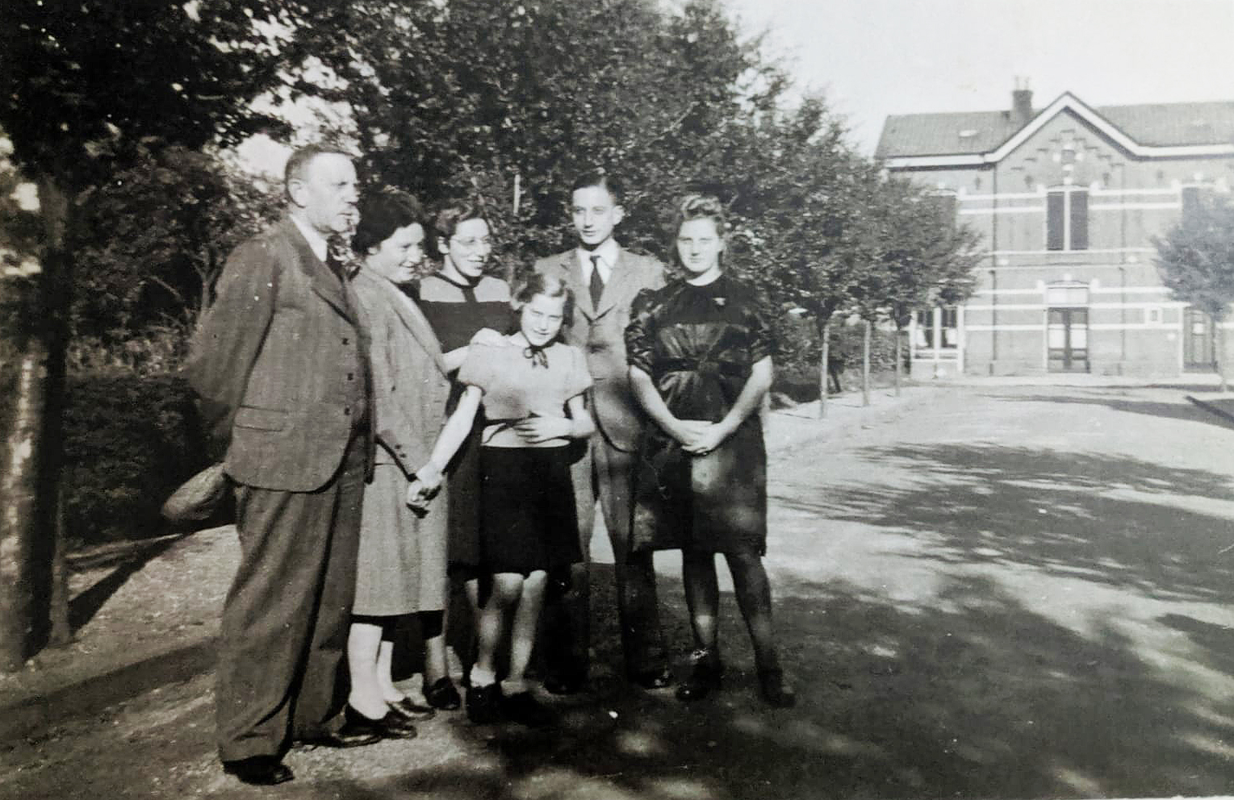 Ein Familienfoto der Familie Heymans vor dem Holocaust. Vardit ist das kleine Mädchen in der Mitte des Fotos.