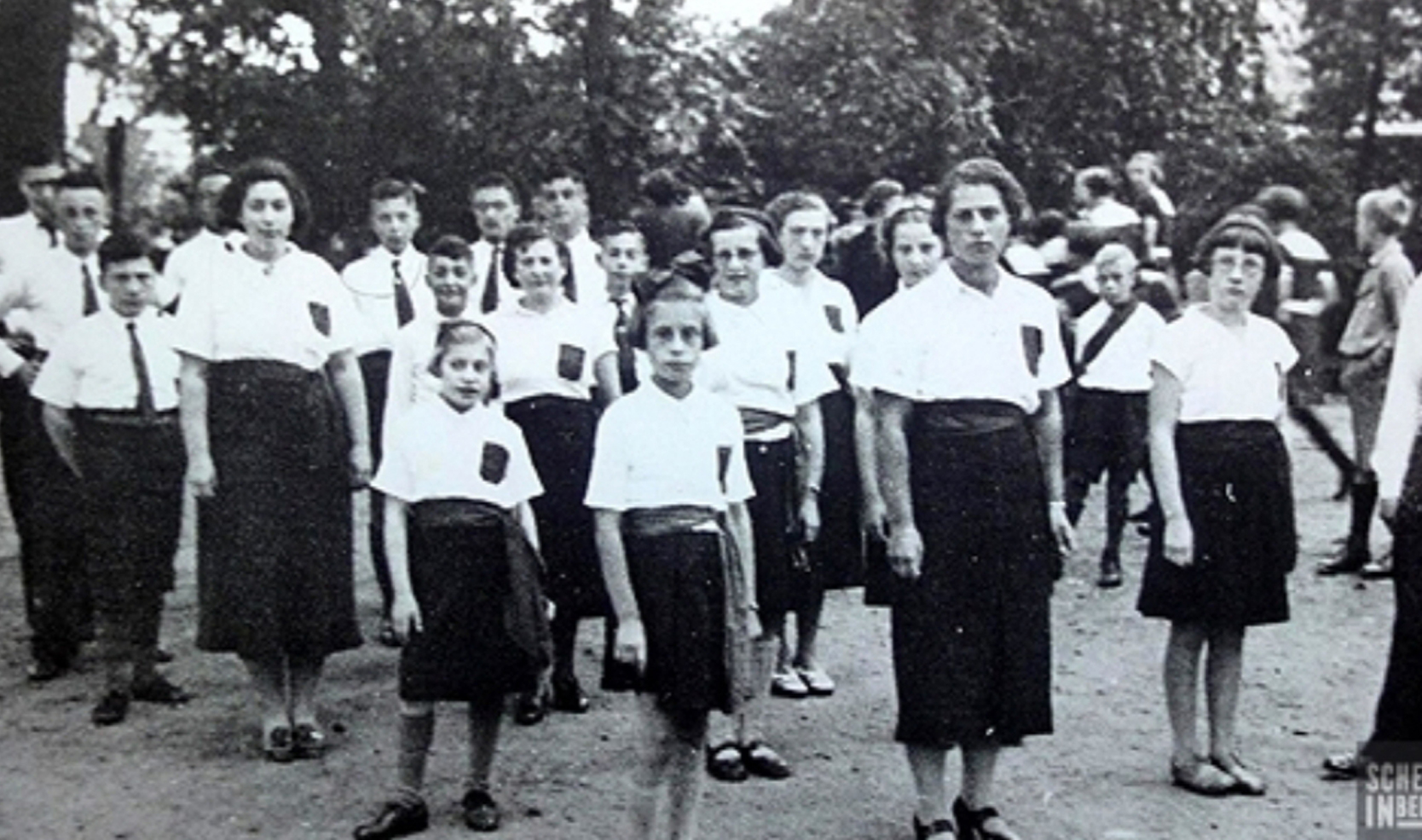 Vardit auf einem Foto, das in ihrer jüdischen Schule aufgenommen wurde. Vardit steht in der ersten Reihe ganz links.