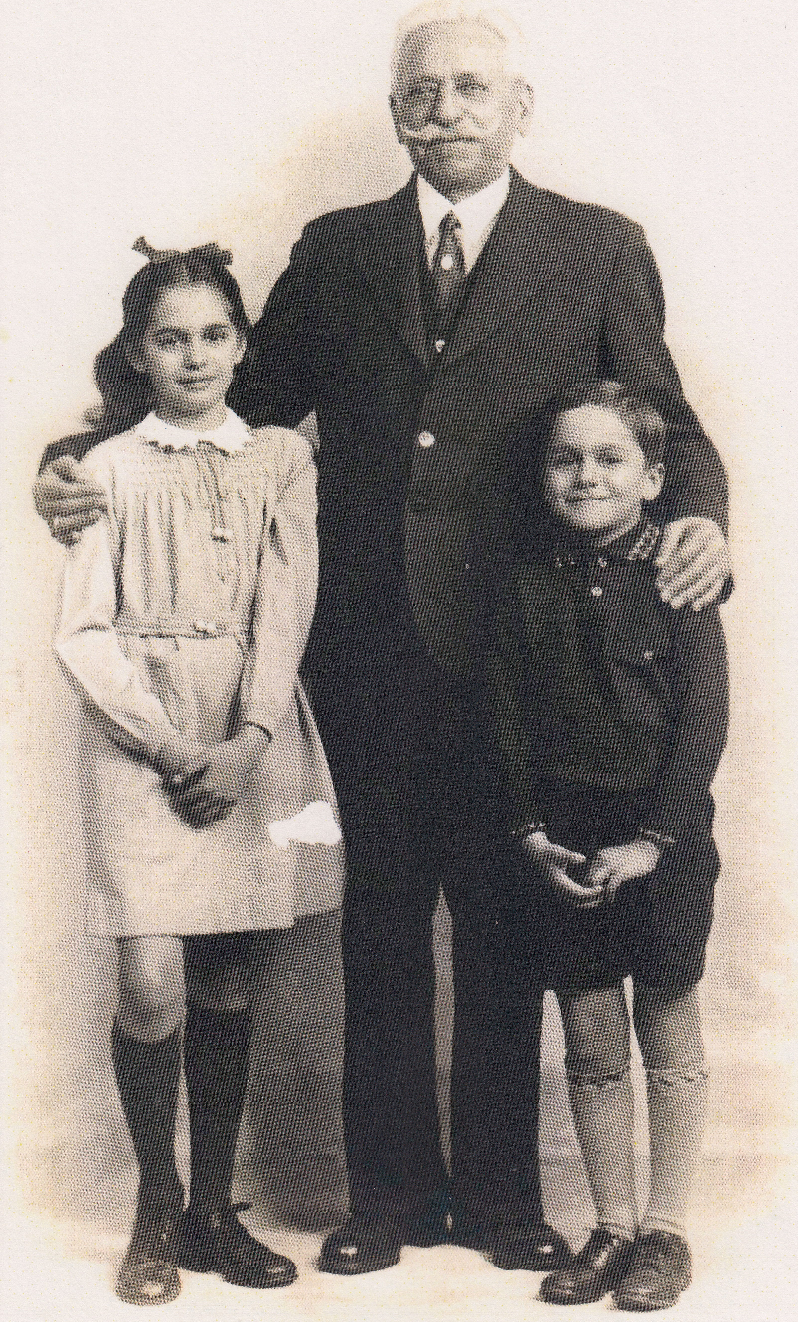 Großvater Michael Bloch mit Helga und Werner Gideon, New York, ca. 1942.