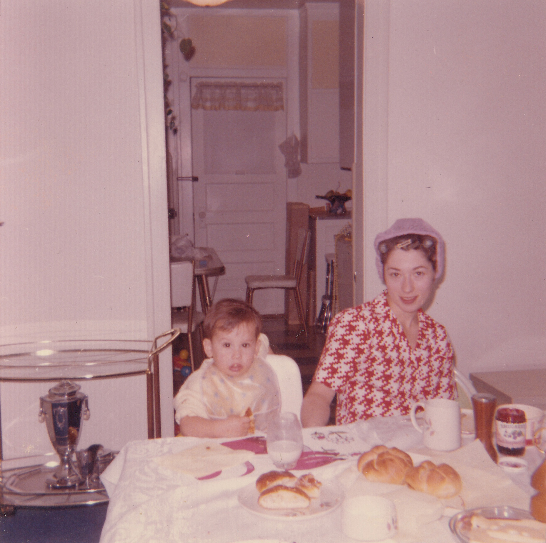 Sheila Gideon mit ihrem Sohn Jerry. USA, 1963/1964.