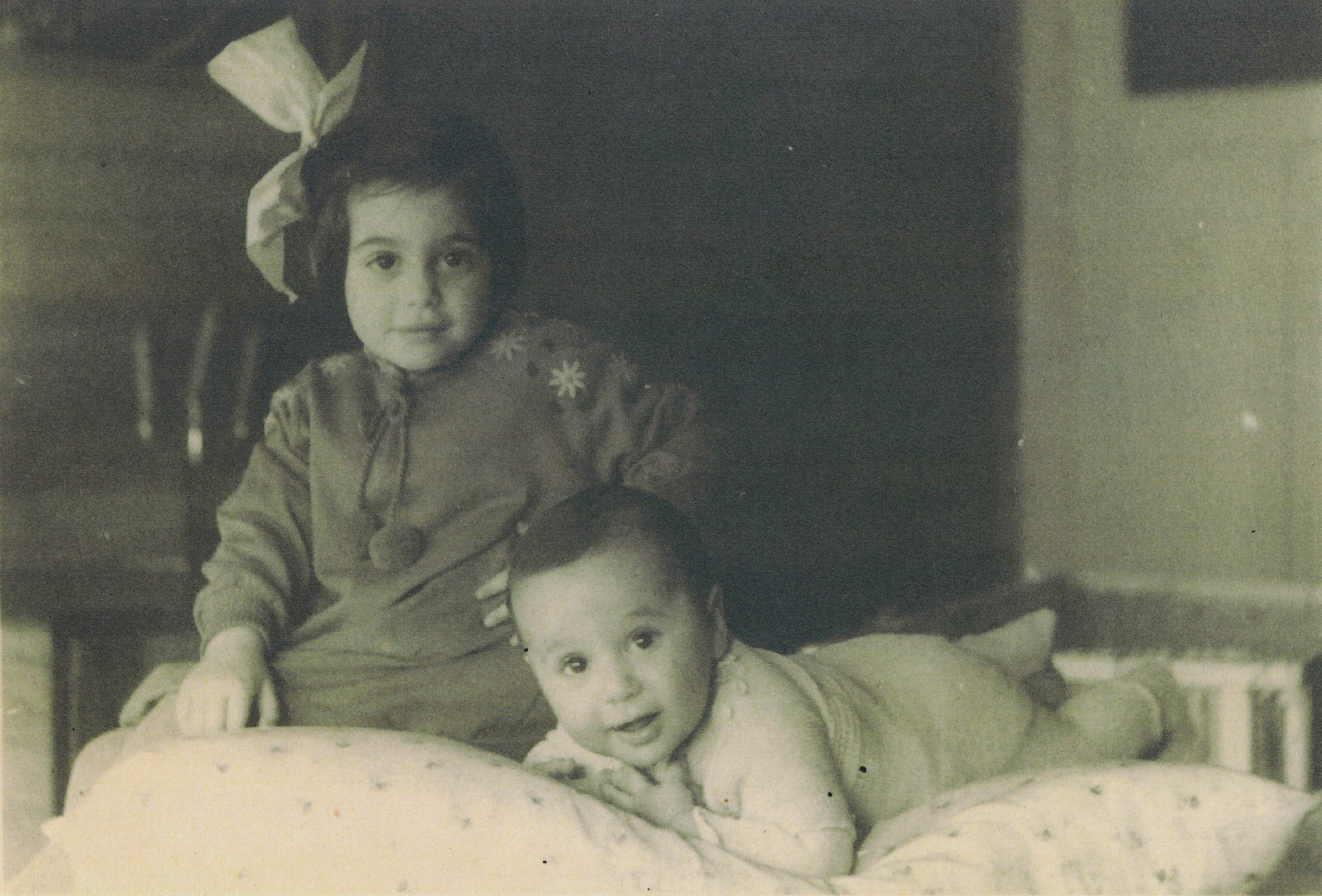 Werner as a six-month-old baby. To his left is his sister Helga. Villingen, 1936.