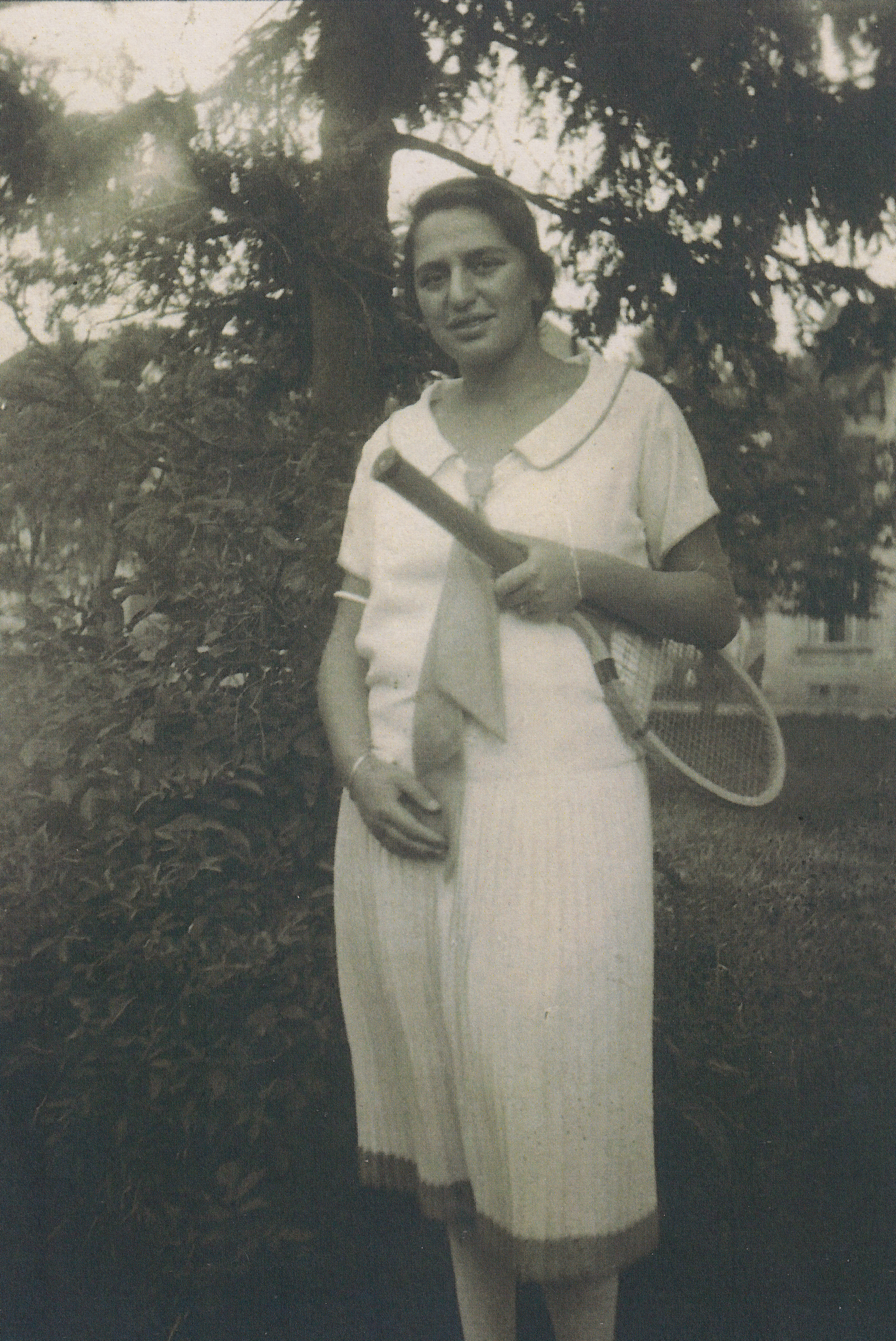 Elsa Bloch in tennis clothes with tennis racket, 1926.