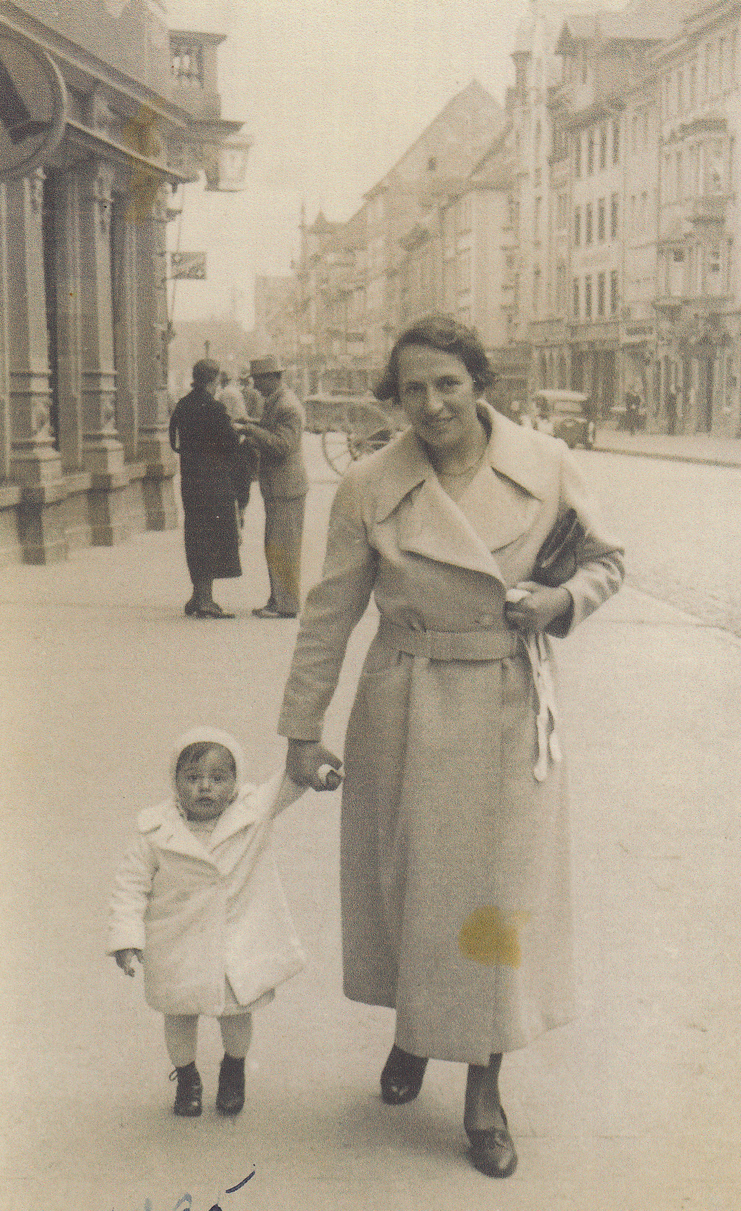 Else Gideon mit Tochter Helga in Villingen, 1935.