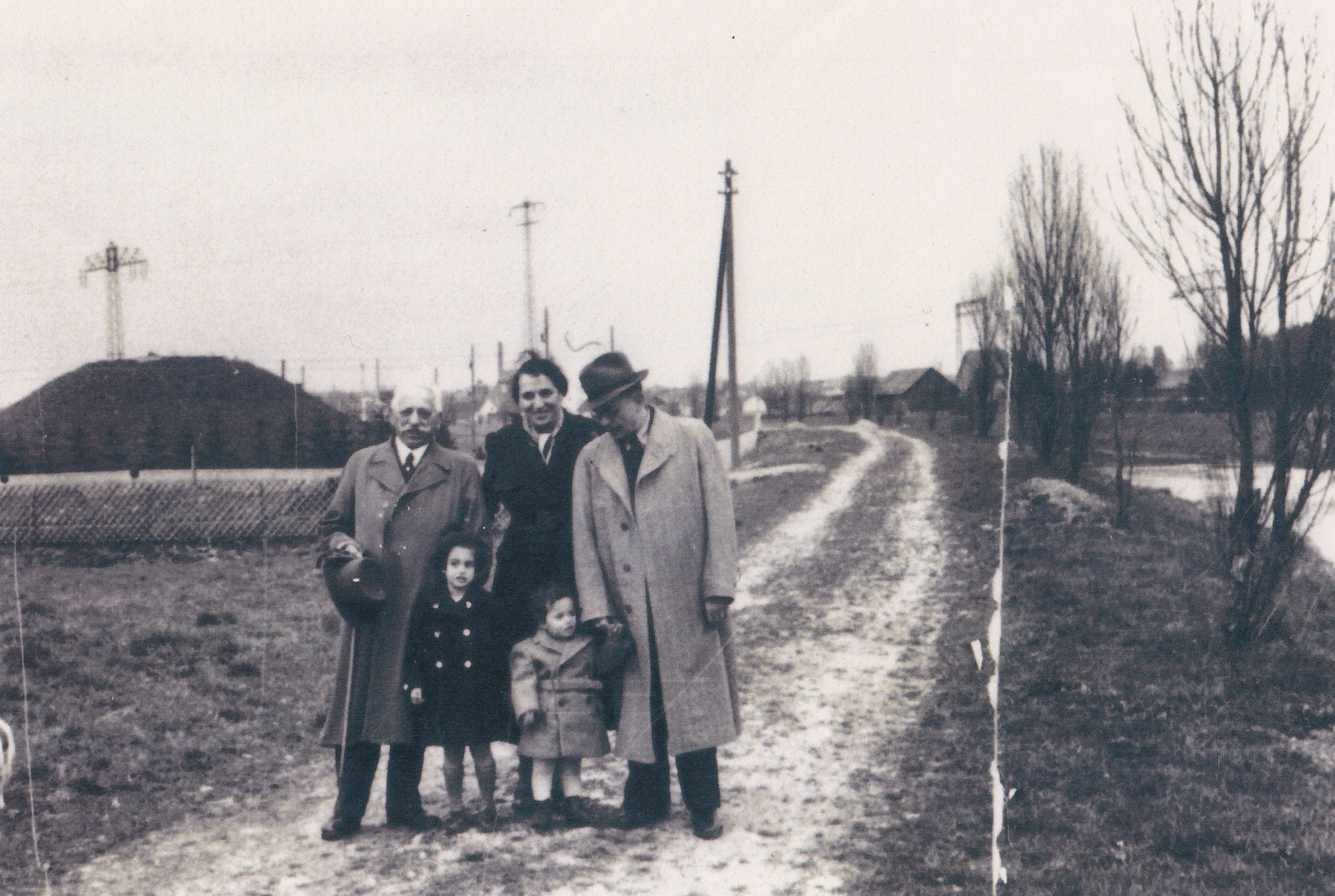 From left to right: Grandpa Michael Bloch, parents Else and Robert Gideon with Helga and Werner, Villingen, 1937.