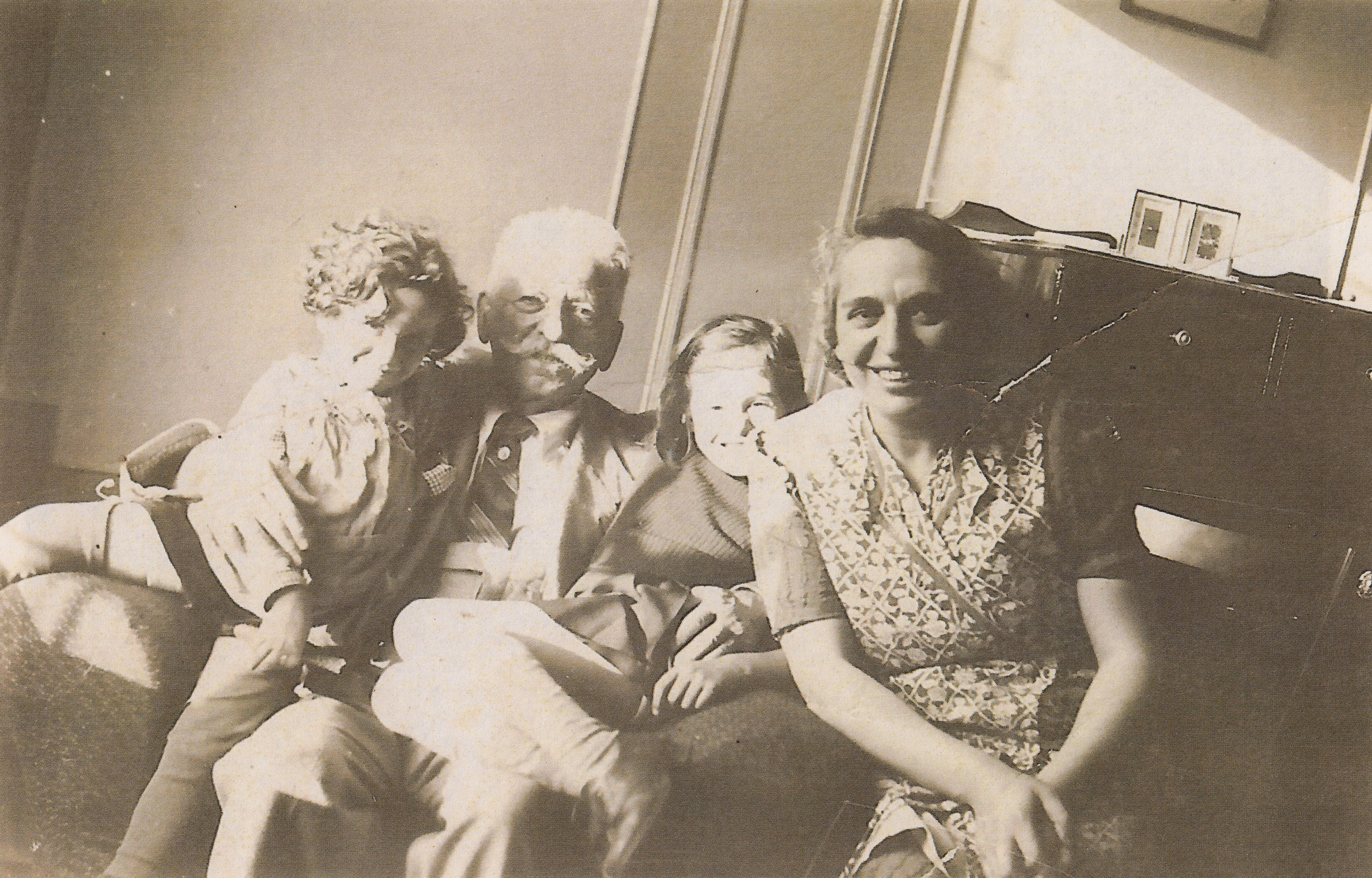 Werner, Großvater Michael Bloch, Helga und Mutter Elsa Gideon. Villingen, 1937.