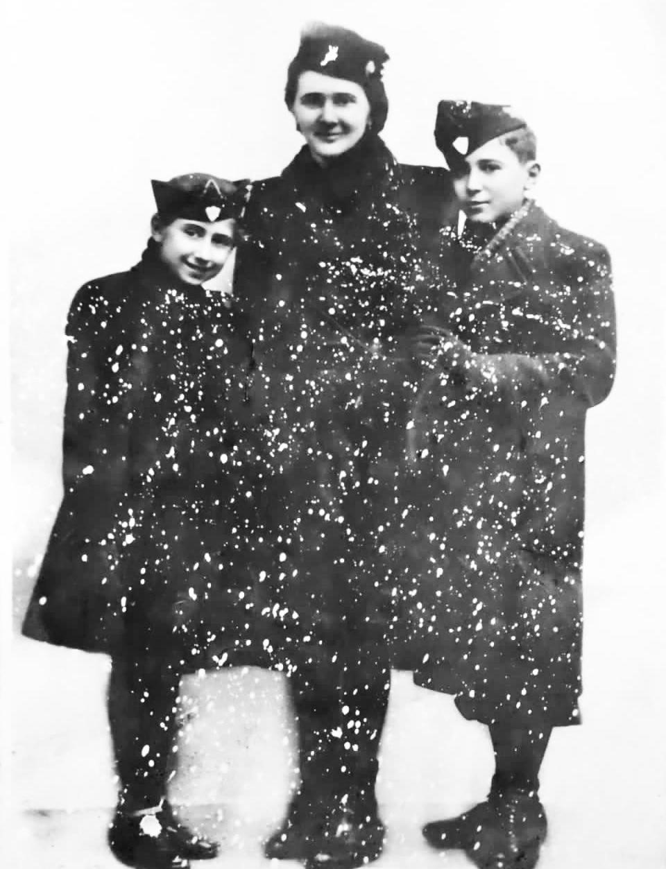 Yitzhak with his mom Rebeca and his sister Lilly before the war.