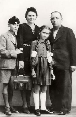 The Hirsch Family before the Holocaust: the father Shaul, mother Rebeca, his sister Lilly and Itzhak.