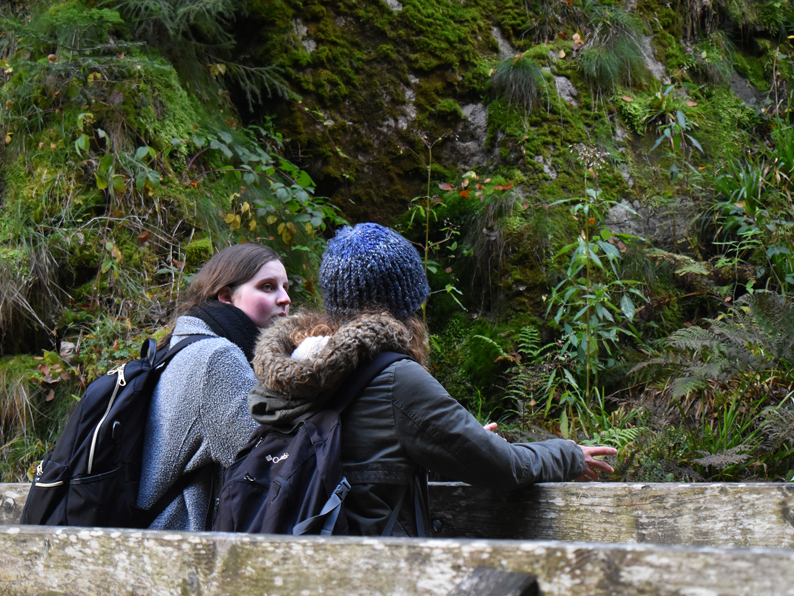 Die Projektteilnehmerinnen Nicole und Hila bei unserem Ausflug in den Schwarzwald.